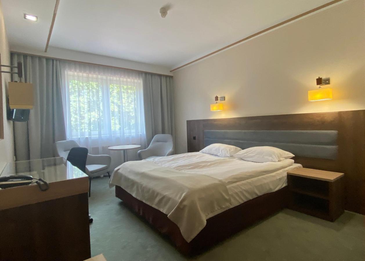 Hotel Ambasador Chojny Łódź Kültér fotó