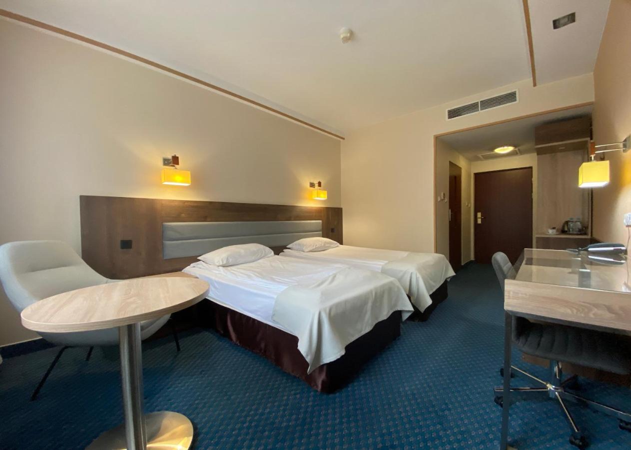 Hotel Ambasador Chojny Łódź Kültér fotó