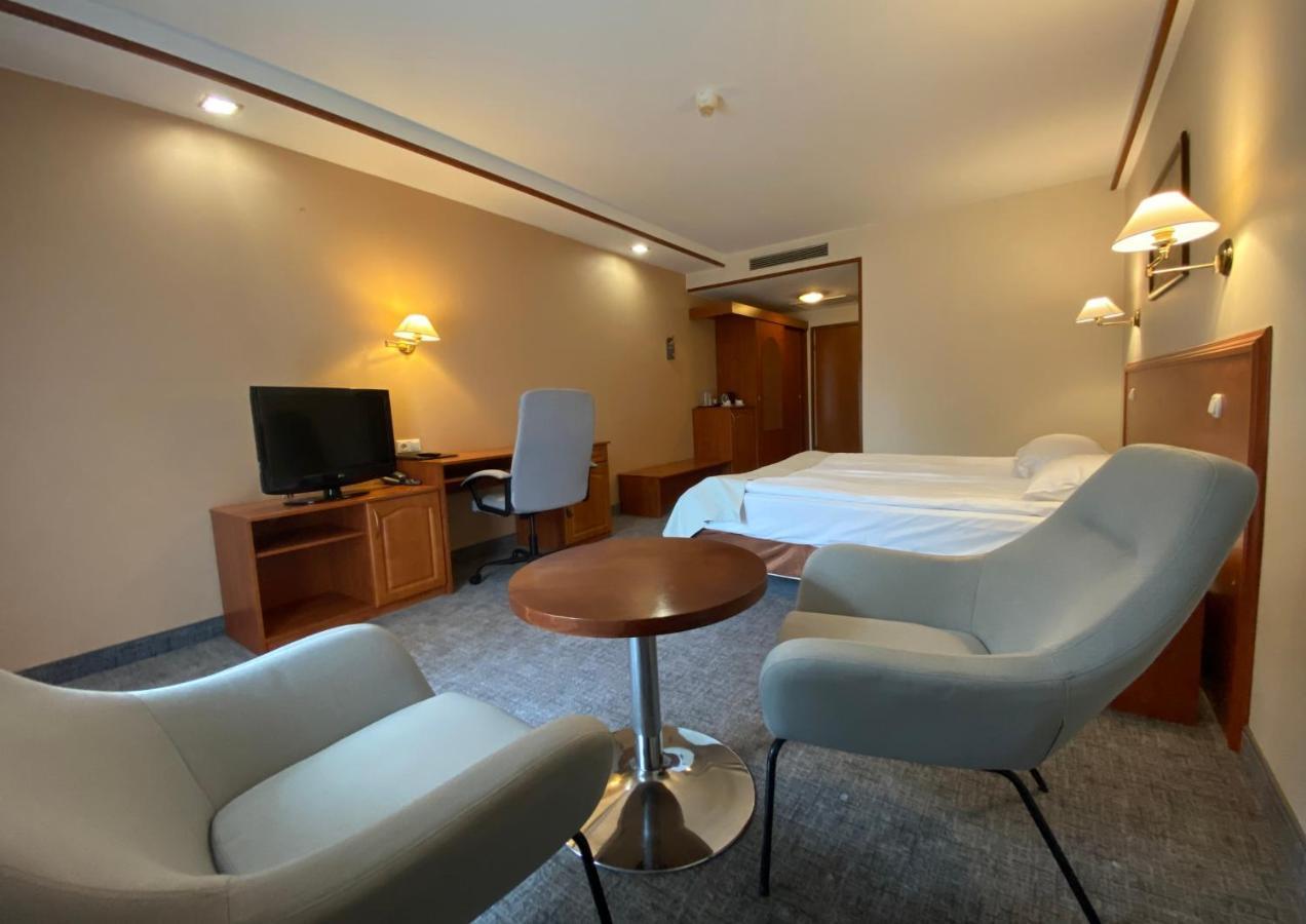 Hotel Ambasador Chojny Łódź Kültér fotó