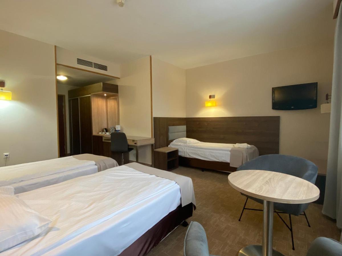 Hotel Ambasador Chojny Łódź Kültér fotó