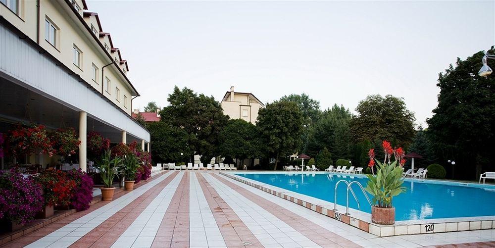 Hotel Ambasador Chojny Łódź Kültér fotó