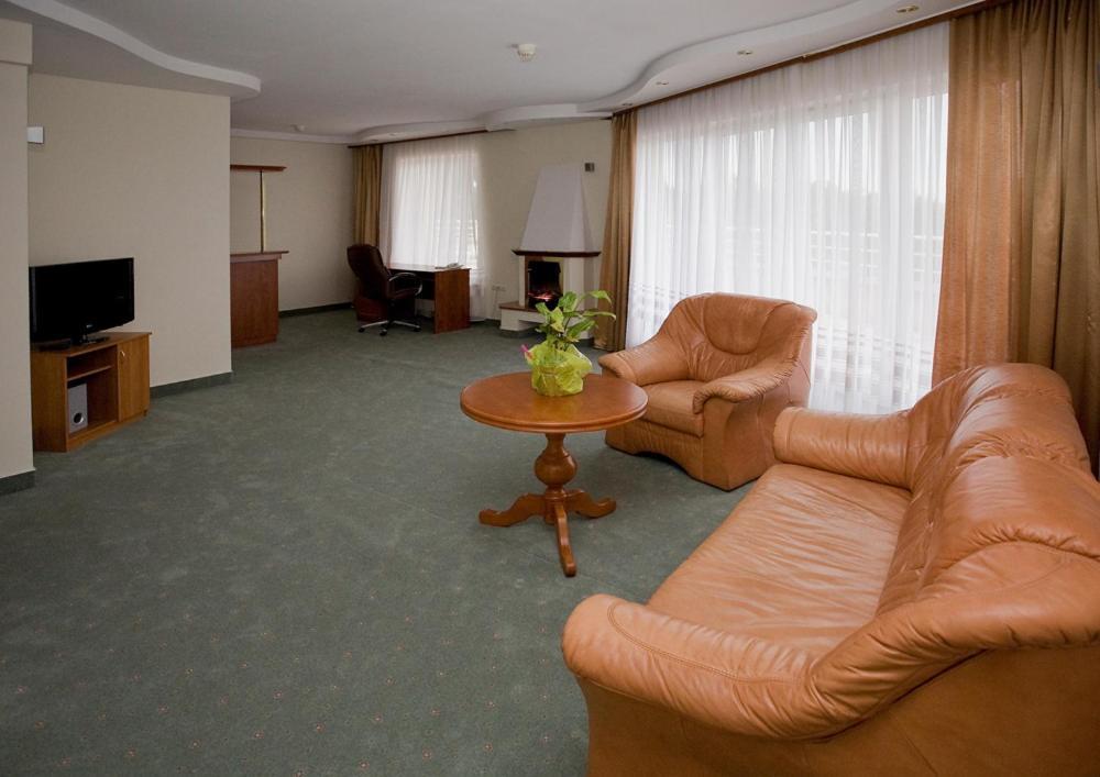 Hotel Ambasador Chojny Łódź Kültér fotó