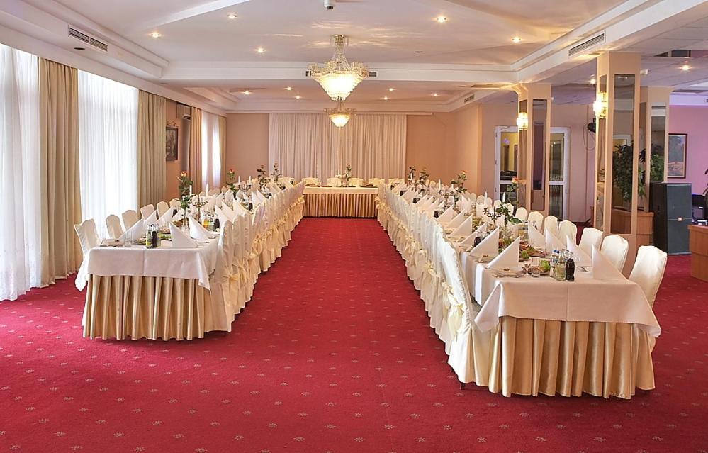 Hotel Ambasador Chojny Łódź Kültér fotó